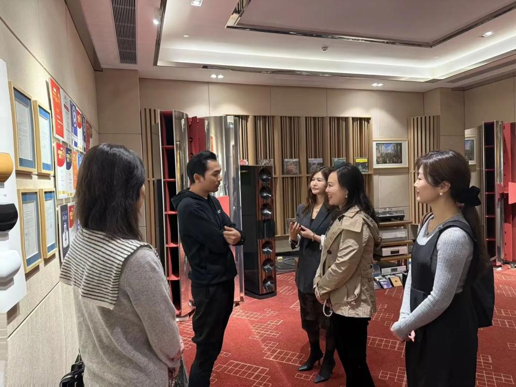 深化校企合作,共育藝管英才——藝術(shù)管理系教師赴銳豐文化傳播調(diào)研文化藝術(shù)交流活動(dòng)策劃